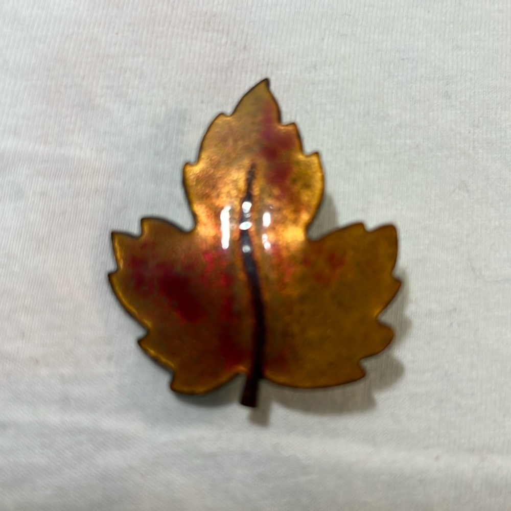 Bronze-red tinted metal Maple Leaf pin
